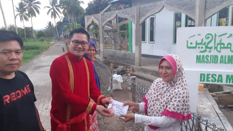 Joune Ganda dan jamaah masjid 1