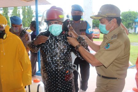 Wali Kota Bitung, Max J Lomban, memberikan alat semprot kepada petugas gabungan Pemkot, TNI dan Polri.