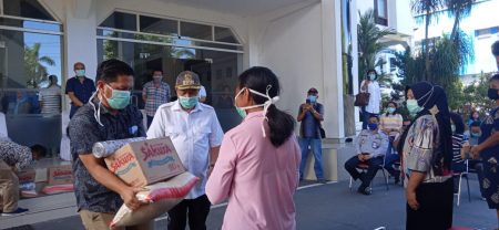  Warga terdampak menerima bantuan sembako dari Pemerintah Kota Bitung.
